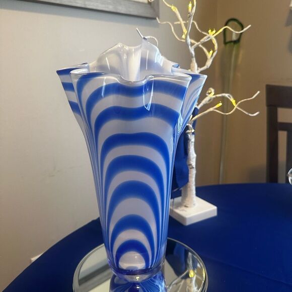 Gorgeous blue white swirl Murano style handkerchief ruffle ribbon vase! - Picture 3 of 7